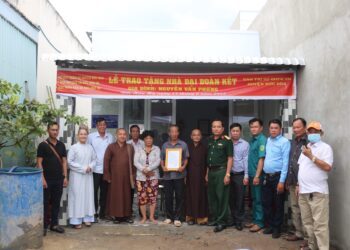 Ban Trị sự GHPGVN huyện Đức Hòa trao nhà Đại Đoàn Kết tại xã Đức Hòa Hạ.