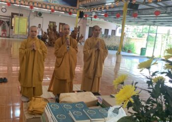 Ban Phật giáo Quốc tế GHPGVN tỉnh Long An cúng dường Tăng Ni sinh Trường TCPH Long An