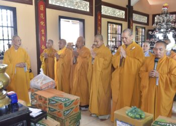 Ban Trị sự Phật giáo huyện Đức Hòa và Đức Huệ cúng dường các trú xứ An cư kiết hạ tỉnh Long An