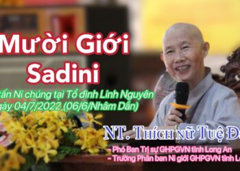 Ni trưởng Thích nữ Tuệ Đăng sách tấn Ni chúng các hạ trường huyện Đức Hòa.