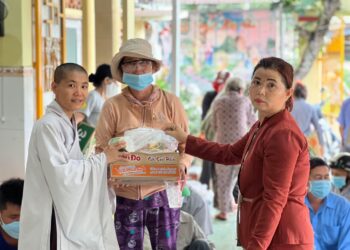 Chùa Tân Phước trao tặng 120 phần quà nhân ngày vía Bồ tát Quan Thế Âm