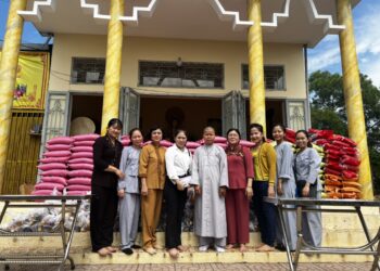 Đạo tràng Thiên Long trao tặng 250 phần quà nhân mùa Vu Lan Báo Hiếu.