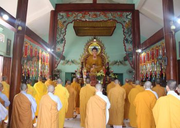 Hòa thượng Trưởng BTS GHPGVN tỉnh Long An vấn an sức khỏe Thượng tọa Thích Thiện Đức