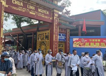 Chùa Linh Nguyên, xã Đức Hòa Hạ phát quà từ thiện ngày 21/12/Nhâm Dần.