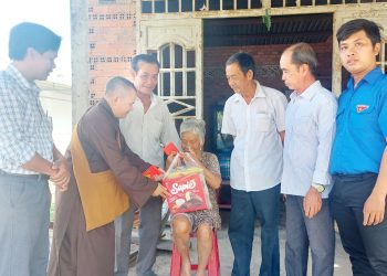 Chùa Đức Huy phát quà tết cho bà con có hoàn cảnh khó khăn tại địa phương