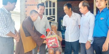 Chùa Đức Huy phát quà tết cho bà con có hoàn cảnh khó khăn tại địa phương