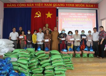 Chùa Linh Nguyên trao tặng 100 phần quà tại Thị trấn Hậu Nghĩa