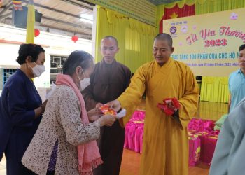 Chùa Pháp Minh trao tặng 100 phần quà cho hộ nghèo, khó khăn ngày 29/12/Nhâm Dần