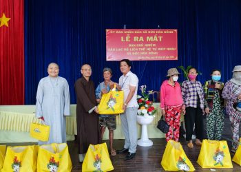 Phật giáo huyện Đức Hòa phối hợp Ủy ban Nhân dân xã Đức Hoà Đông trao tặng quà tết cho hộ nghèo và hộ cận nghèo nhân dịp Xuân Quý Mão- 2023.