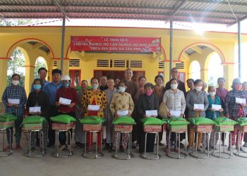 Chùa Linh Nguyên trao tặng 100 phần quà tại xã Tân Phú, huyện Đức Hòa