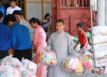 Chùa Tân Phước trao tặng quà nhân dịp Tết Nguyên đán 2023.