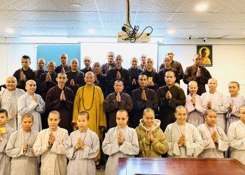 Hoà thượng Thích Minh Thiện – Hiệu trưởng Trường sơ trung cấp Phật học Long An dạy buổi học đầu tiên đến Tăng Ni sinh khoá 8 – Sơ cấp Phật học Long An.