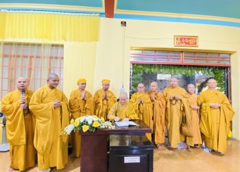 Ban Trị sự GHPGVN tỉnh Long An và các huyện, thị xã, thành phố viếng Giác linh cố Hòa thượng Thích Trí Hoa.