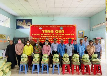 Ban Thường trực Ủy ban MTTQ Việt Nam huyện phối hợp Ban Trị sự GHPGVN huyện Đức Hòa tặng quà cho hộ nghèo 7 xã, Thị trấn vùng hạ huyện Đức Hoà ( Đợt 1 ).