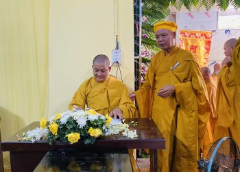 Ban Trị sự GHPGVN huyện Đức Hòa viếng Giác linh cố Hòa thượng Thích Trí Hoa.