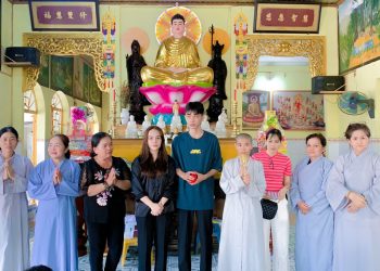 Chùa Tân Phước trao 50 phần quà đến người khiếm thị.