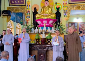 Chùa Tân Phước trao 120 phần quà đến người khiếm thị.