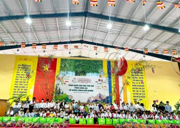 Chùa Pháp Minh và nhóm từ thiện “Chia sẻ-Sharing” trao tặng 200 phần quà cho các em học sinh có hoàn cảnh khó khăn tại huyện Đức Hòa