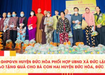 Ban Trị sự huyện phối hợp UBND xã Đức Lập Thượng trao tặng quà cho bà con hai huyện Đức Hòa, Đức Huệ